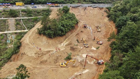 En esta fotografía publicada por la agencia de noticias Xinhua, una fotografía aérea tomada con un dron el 2 de mayo de 2024 muestra a rescatistas y excavadoras trabajando en el lugar de un tramo de carretera que se derrumbó en la autopista Meizhou-Dabu en Meizhou, provincia de Guangdong, en el sur de China.