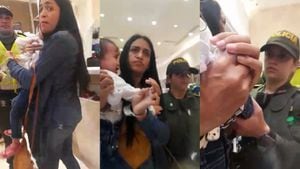 Mujer fue sacada con esposas de un centro comercial en Cartagena por exigir el pago de su liquidación.