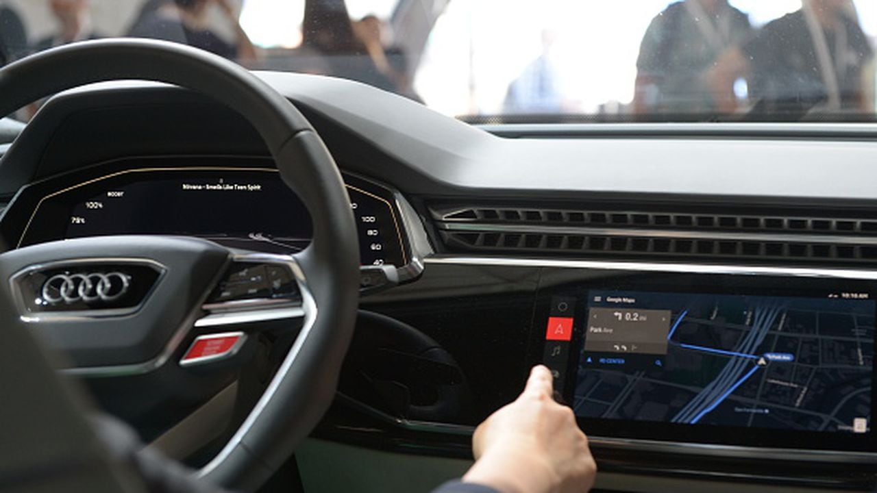 Los autos modernos incluyen pantallas táctiles con múltiples funciones.