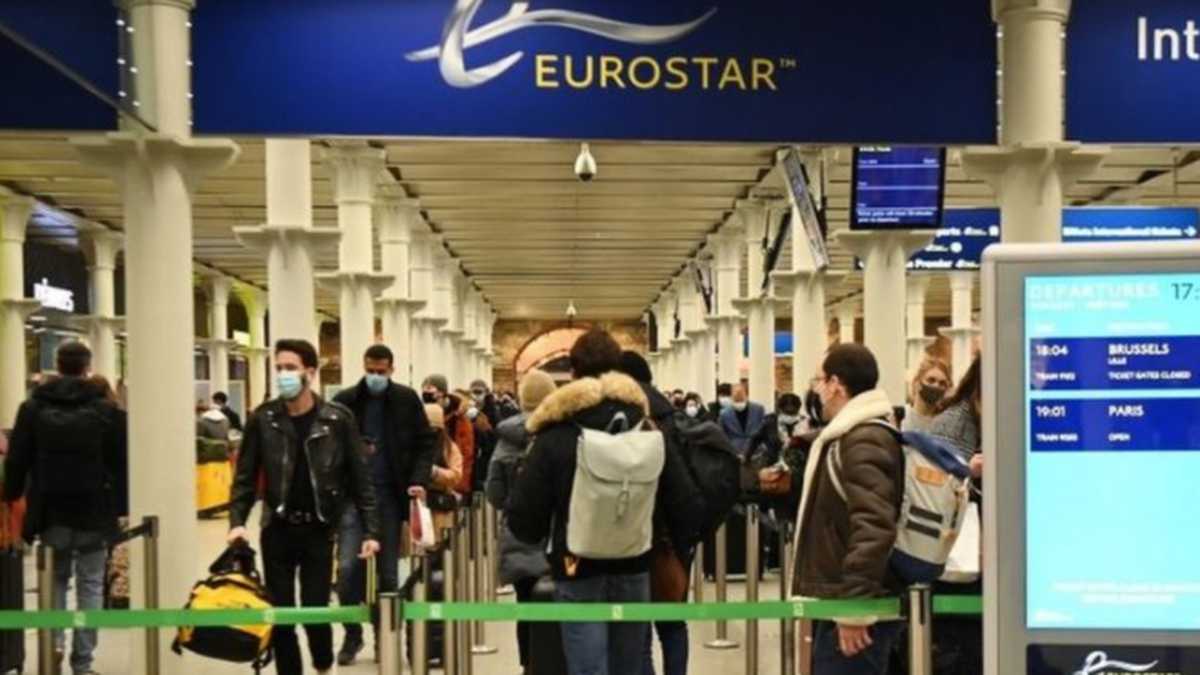 Las conexiones en avión y tren entre Reino Unido y Europa continental fueron suspendidas - BBC