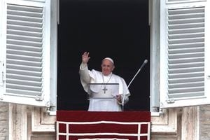 El papa Francisco bendice a la población mientras recita la plegaria del Angelus desde la ventana de su estudio sobre la Plaza de San Pedro, en el Vaticano (AP Foto/Alessandra Tarantino)