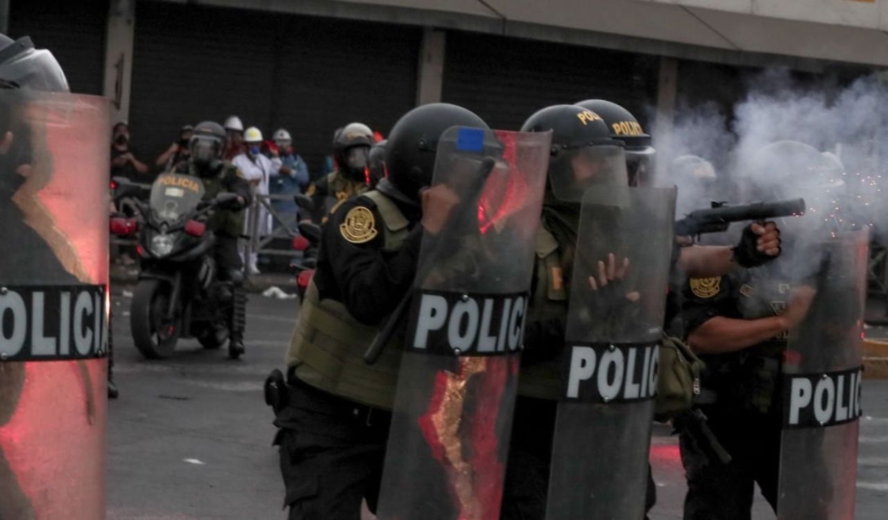 Con escudos y gases lacrimógenos, la policía hace frente a los manifestantes en Lima, Perú
