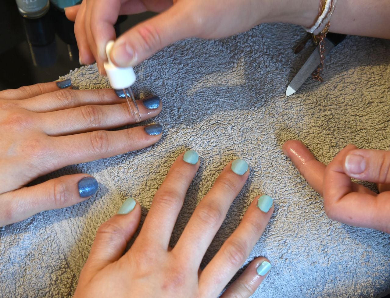 El uso de esmaltes puede causar la coloratura amarillenta en las uñas.