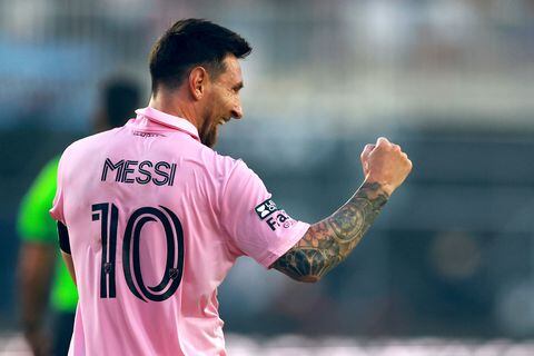 Lionel Messi celebra uno de los goles que anotó anoche con el Inter