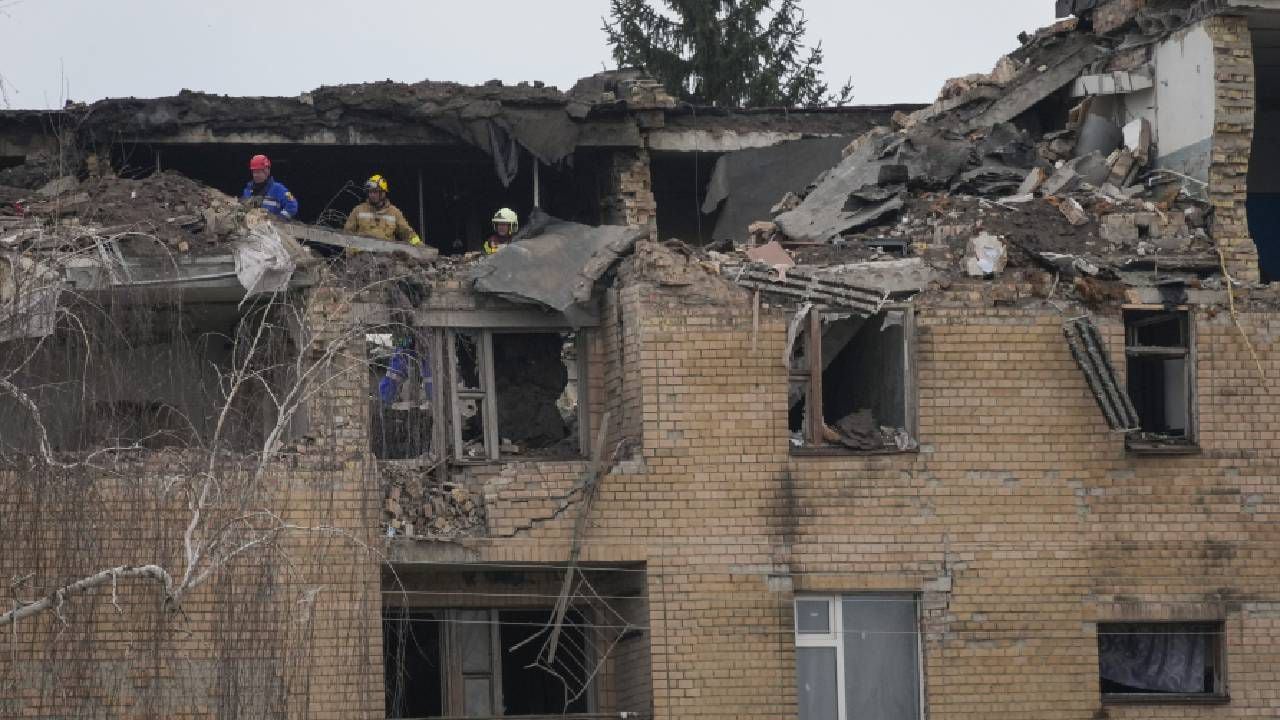 Personal de emergencia trabaja en el lugar luego de un ataque con drones en la ciudad de Rzhyshchiv, región de Kyiv, Ucrania, el miércoles 22 de marzo de 2023.