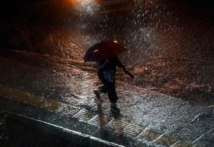 Una mujer sostiene un paraguas mientras camina bajo la lluvia en el distrito de Basaksehir de Estambul, Turquía, el martes 5 de septiembre de 2023.