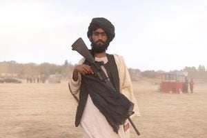 Sediqullah, miembro del Talibán, de 22 años, de la provincia de Helmand, posa para una foto con un rifle M16 de fabricación estadounidense en el embalse de Qargha en las afueras de Kabul, Afganistán. Foto REUTERS / Jorge Silva