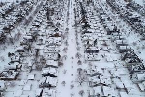 Fordham Avenue, centro, y el vecindario de la Exposición Panamericana de 1901 de Buffalo, Nueva York, está cubierto por un manto de nieve después de la ventisca, el martes 27 de diciembre de 2022. (Derek Gee /The Buffalo News via AP)