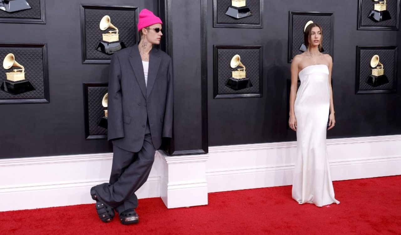 Justin Bieber junto a su pareja, Hailey en los premios Grammy