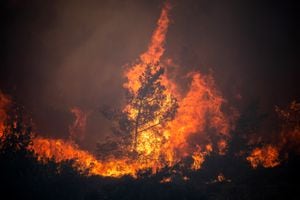 Los incendios forestales queman los bosques cerca de la aldea de Vati, justo al norte de la ciudad costera de Gennadi, en la parte sur de la isla griega de Rodas el 25 de julio de 2023.