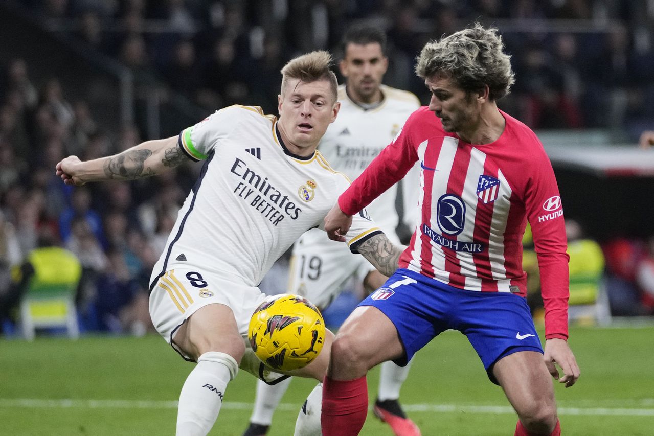 Atletico Madrid's Antoine Griezmann, right, and Real Madrid's Toni Kroos challenge for the ball during the Spanish La Liga soccer match between Real Madrid and Atletico Madrid at the Santiago Bernabeu stadium in Madrid, Spain, Sunday, Feb. 4, 2024. (AP Photo/Bernat Armangue)