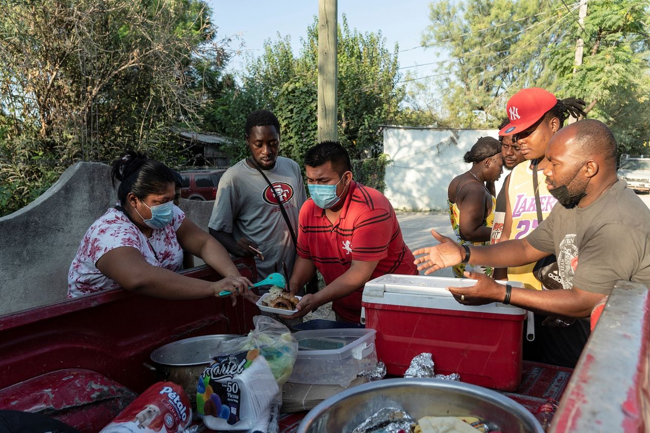 Hambrientos en la abrumada ciudad de Texas, los migrantes regresan a México en busca de comida