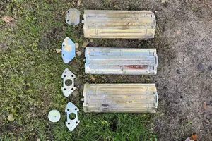 Restos de casetes KPFM-1S-SK fabricados en 1988 que los investigadores de Human Rights Watch encontraron en Izium en octubre de 2022.