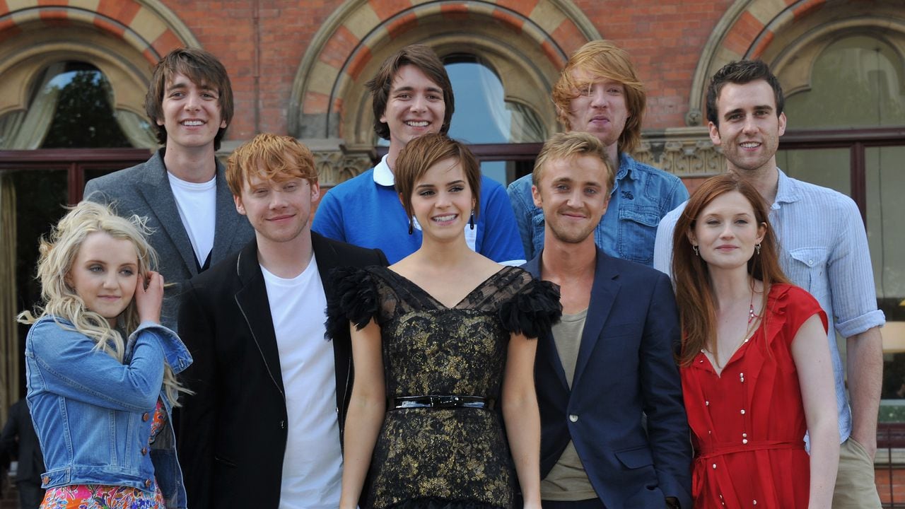 LONDON, ENGLAND - JULY 06:  Emma Watson, Rupert Grint, Evanna Lynch, Matt Lewis, Domnhall Gleeson, James Phelps, Oliver Phelps, Tom Felton and Bonnie Wright attend the 'Harry Potter And The Deathly Hallows Part 2 - Photocall' at St Pancras Renaissance Hotel on July 6, 2011 in London, England.  (Photo by Jon Furniss/WireImage)