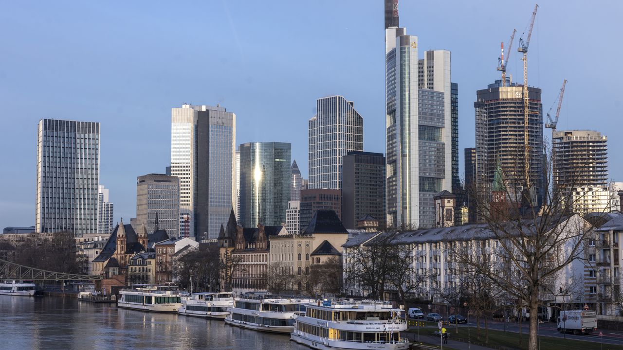 Vista del horizonte del distrito bancario de Frankfurt. La ayuda del banco central suizo al debilitado Credit Suisse actuó como una pastilla calmante inmediata para el mercado de valores alemán.