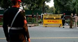 Personal de seguridad vigila el acceso a la residencia en Nueva Delhi del general Bipin Rawat, jefe del Estado Mayor indio, el 8 de diciembre de 2021 Sajjad Hussain AFP