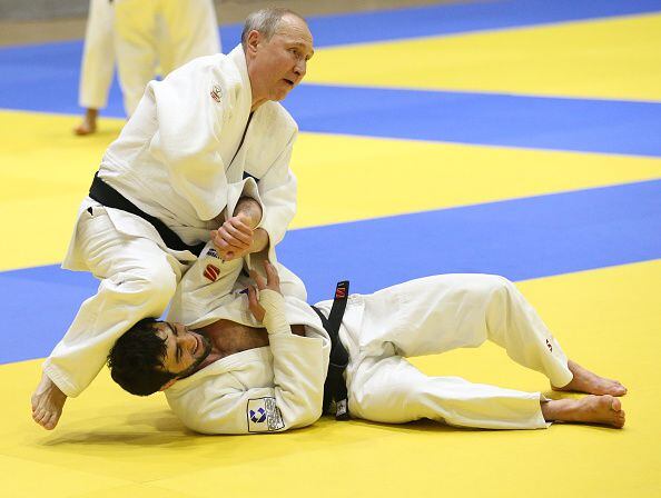 Vladimir Putin practica artes marciales como el judo y el sambo.