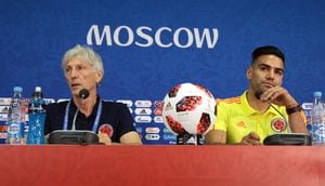 El gerente de Colombia, José Pekerman (izquierda) y Radamel Falcao durante la conferencia de prensa en el estadio Spartak de Moscú. (Foto de Aaron Chown / PA Images a través de Getty Images)