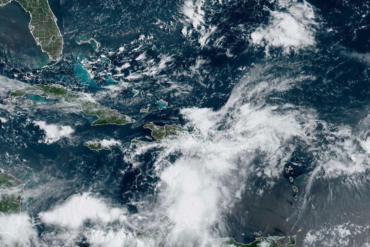 Las autoridades de República Dominicana se prepararon para cerrar gran parte del país el martes mientras la tormenta apuntaba a la isla que comparte con Haití. (NOAA vía AP)