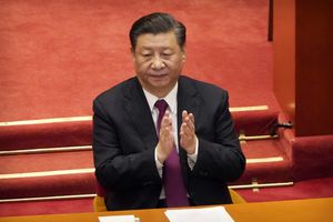 En esta imagen de archivo, el presidente de China, Xi Jinping, aplaude durante la clausura de la Conferencia Política Consultiva del Pueblo Chino, en Beijing, el 10 de marzo de 2021. (AP Foto/Mark Schiefelbein, archivo)