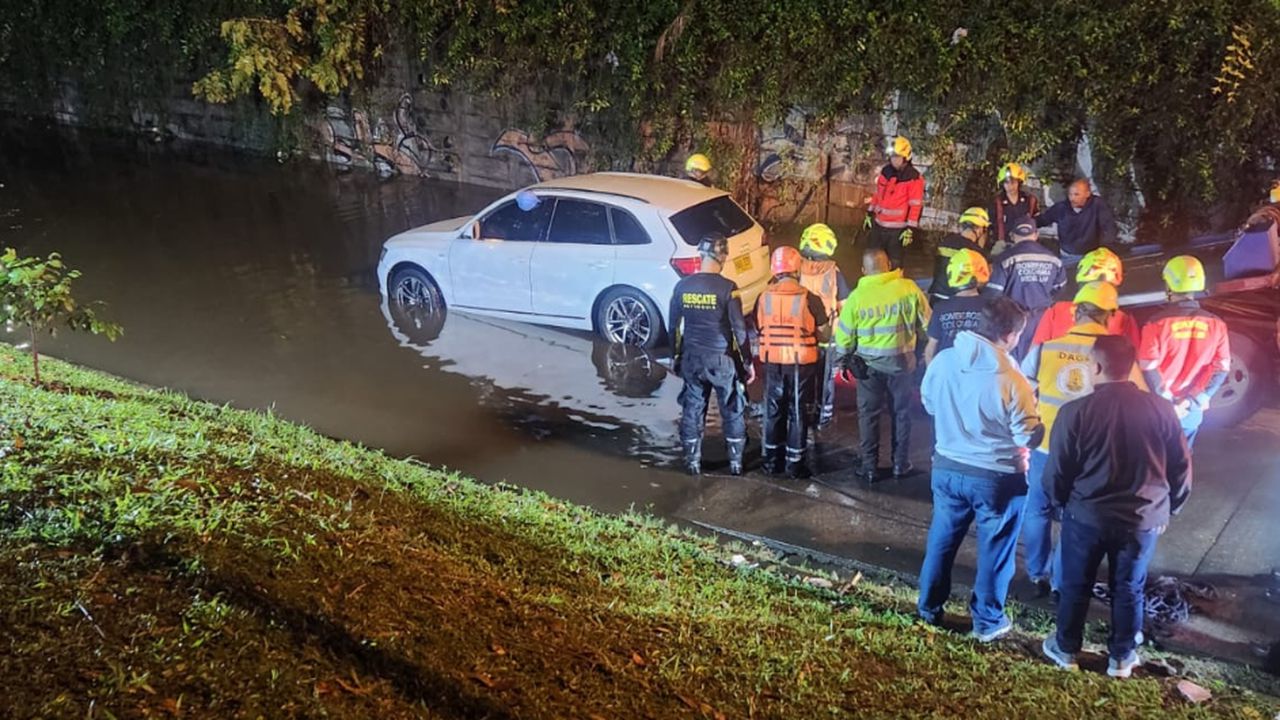 Vehículo quedó atrapado en una inundación en Medellín y dejó muertos.