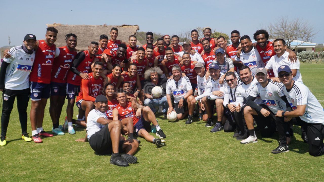 El 'Pibe' Valderrama visitó a la plantilla del Junior de Barranquilla.