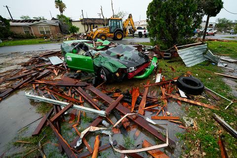 Escombros después de que un tornado azotara el sábado 13 de mayo de 2023, en la comunidad no incorporada de Laguna Heights, Texas