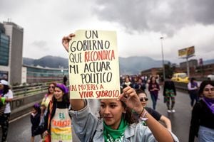 Una mujer sostiene un cartel expresando su opinión en la marcha feminista del 11 de junio de 2022, en Bogotá. Los movimientos feministas de la mayoría de las ciudades colombianas se reunieron para hacer valer sus derechos y demostrar su fuerza (Foto de Antonio Cascio/SOPA Images/LightRocket vía Getty Images)
