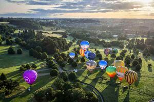 Los globos aerostáticos vuelan sobre Bristol en la Fiesta Internacional de Globos que organiza esta ciudad, el lunes 3 de agosto de 2020. En el evento participaron 43 equipos de globos, para un Fiesta Flypast sobre la ciudad como parte de una alternativa para el distanciamiento social. Foto: Ben Birchall / PA vía AP