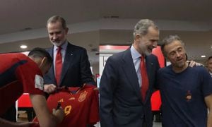 El rey Felipe saludó a los futbolistas en el vestuario tras golear a Costa Rica, e incluso se llevó los autógrafos de toda la plantilla que sueña con la segunda Copa Mundo para su país.