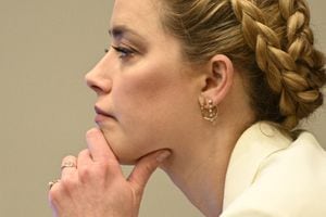 La actriz Amber Heard escucha en la sala del tribunal de circuito del condado de Fairfax, Virginia, 26 de abril de 2022. (Foto de BRENDAN SMIALOWSKI / PISCINA / AFP)