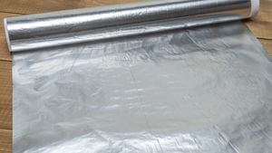 El papel aluminio en el colchón tiene grandes beneficios para dormir.