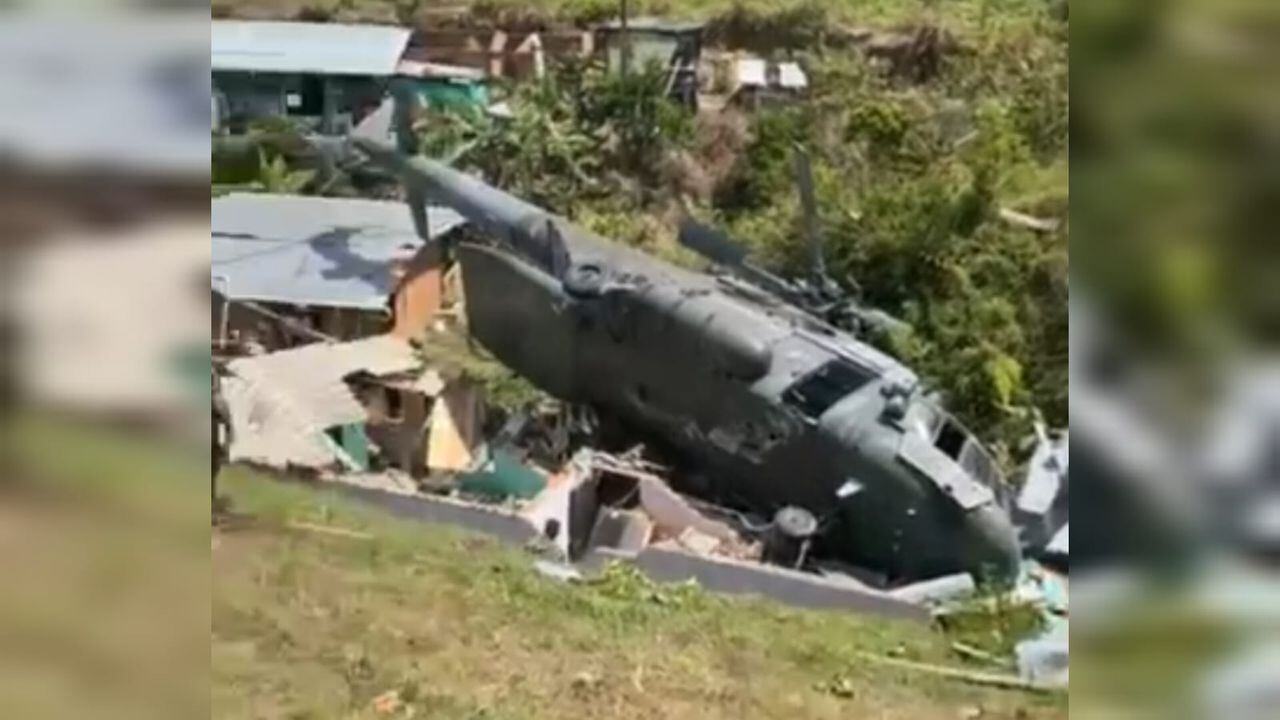 Impresionante video muestra grave accidente de un helicóptero del Ejército que cayó contra una vivienda en Anorí, Antioquia