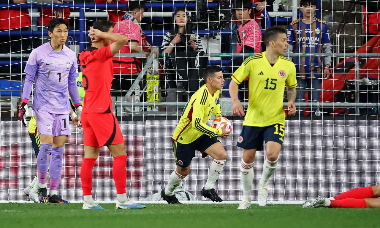 James Rodríguez anota el primer gol de Colombia contra Corea del Sur