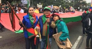Jaime Collazos junto a su hijo y otra lideresa de la Comunidad Nasa salieron a marchar para rechazar la violencia contra su comunidad en el Cauca. 