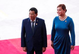 Presidente Rodrigo Duterte (L) y su hija Sara Duterte (Photo by - / AFP) / China OUT / TO GO WITH PHILIPPINES-POLITICS-VOTE-DUTERTE,PROFILE BY CECIL MORELLA AND ALLISON JACKSON