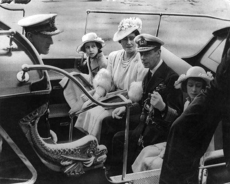Felipe, a la izquierda, el día que conoció a la princesa Isabel, a la izquierda, en el Royal Naval College de Dartmouth, en julio de 1939. También aparecen la princesa Margaret, la Reina Madre Elizabeth y el rey George VI.