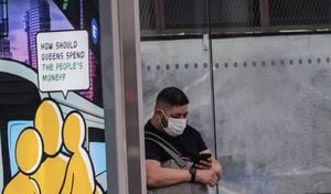 Ciudadanos de Nueva York deben usar tapabocas para mitigar efectos en su respiración por cuenta del humo causado por incendios en Canadá