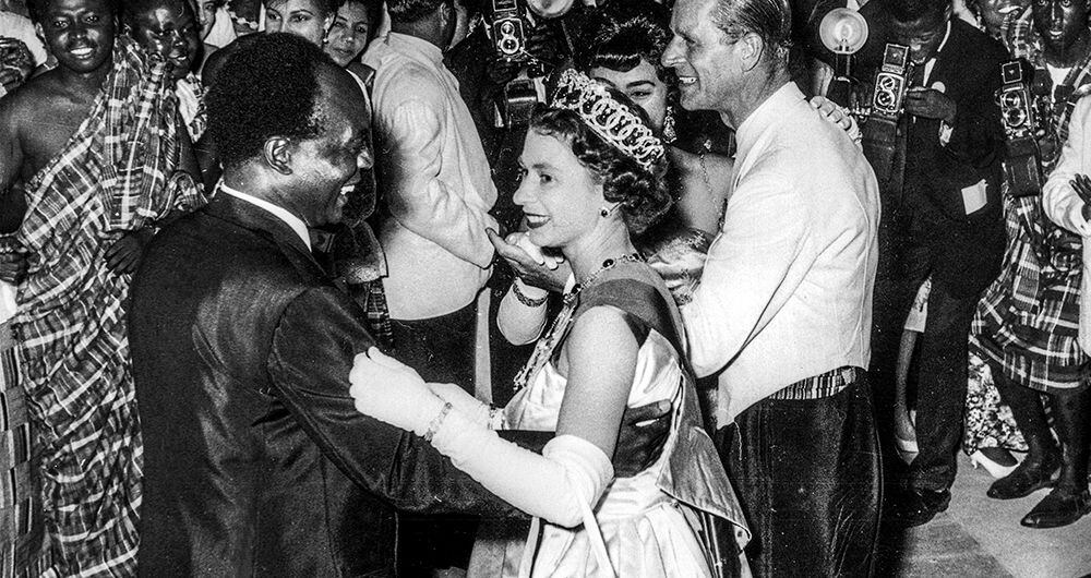  Era una diplomática astuta. Este baile con el presidente de Ghana, Kwame Nkrumah, formó parte de su estrategia para evitar que el comunismo siguiera avanzando en el país. 