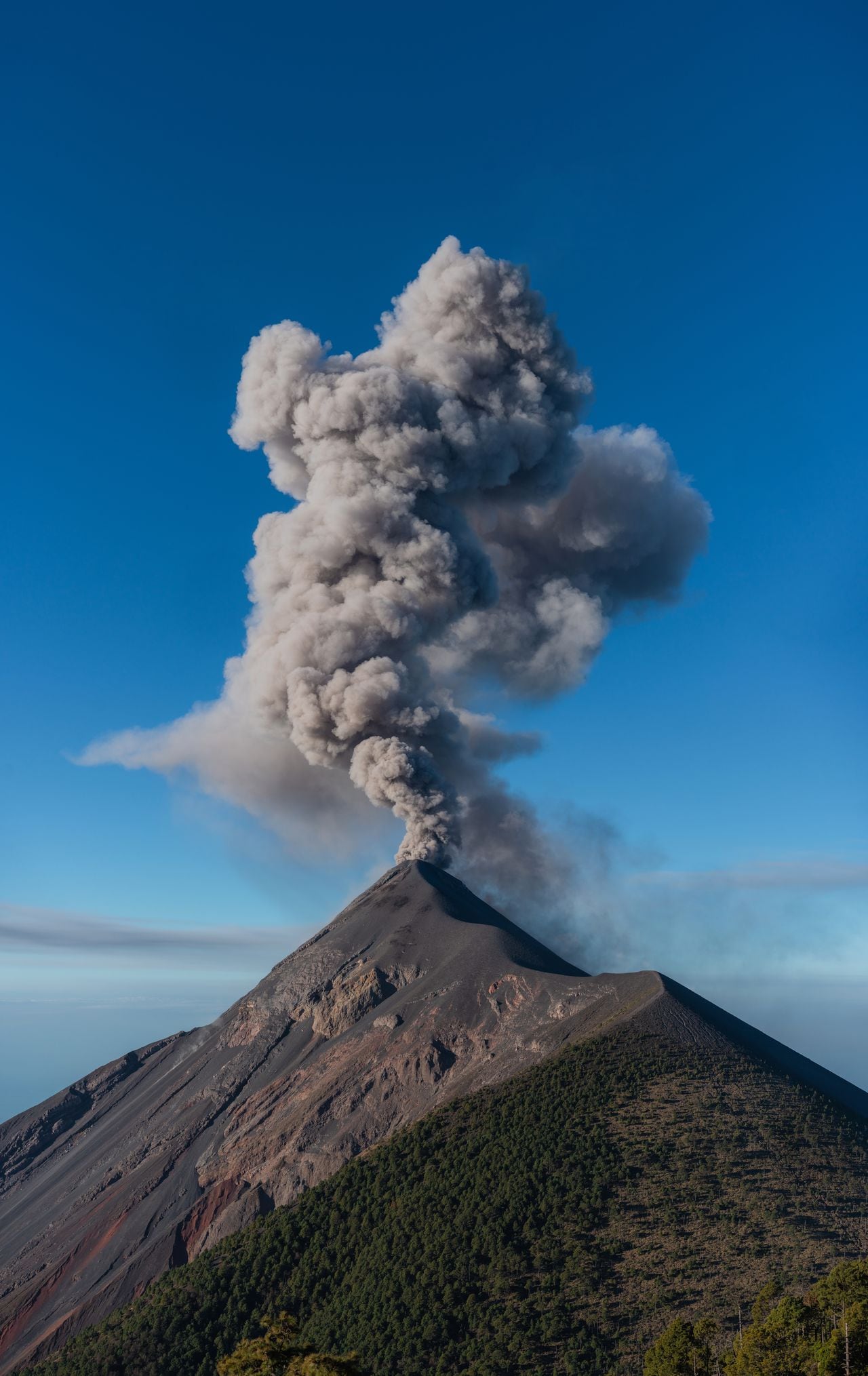 Erupción del volcán del fuego en Guatemala.