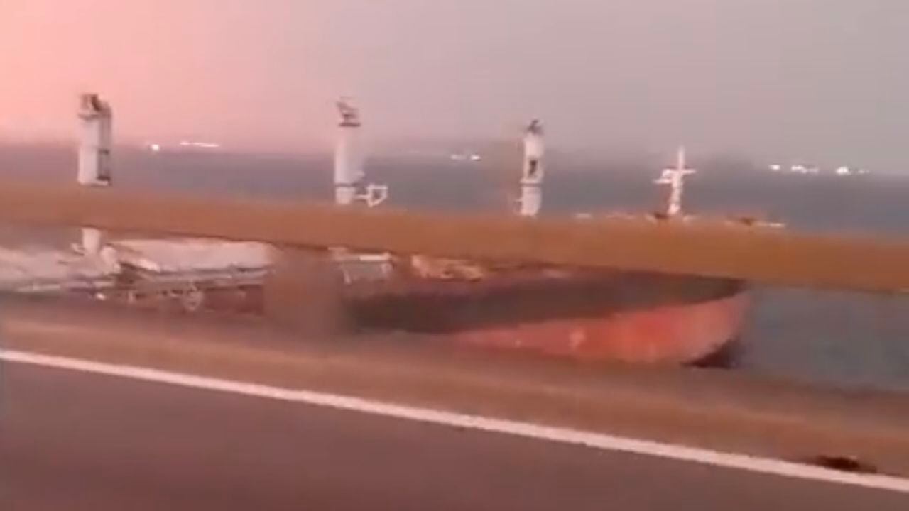 Un video grabado por el ocupante de un automóvil mientras atravesaba el puente, divulgado por los medios locales, muestra una de las torres del navío extremamente cerca y un estruendo que correspondería al momento del choque.