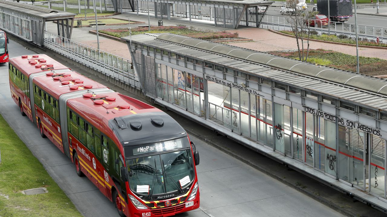 Estacion  de transmilenio fuera de servicio por vandalismo
Bogota julio 6 del 2021
Foto Guillermo Torres Reina / Semana