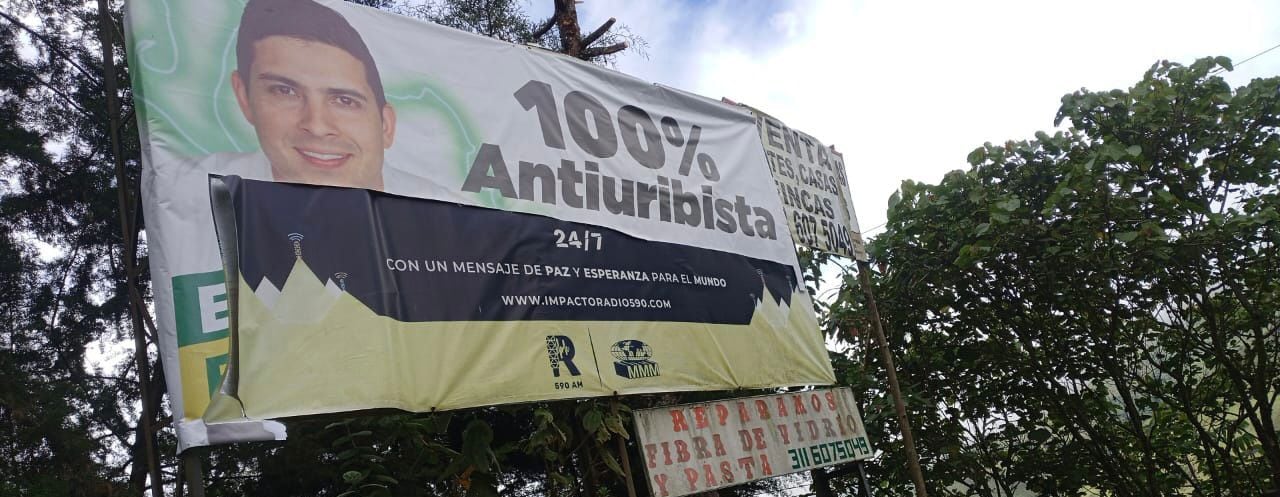 El candidato Esteban Restrepo denunció que sus vallas están siendo vandalizadas en el departamento de Antioquia.