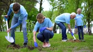 Voluntarios plantando árboles en parque público, paisajismo, cuidado del medio ambiente