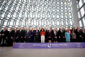 Los jefes de Estado y de Gobierno posan para una foto grupal en la cumbre del Consejo de Europa en Reykjavik, Islandia, el martes 16 de mayo de 2023. (AP Photo/Alastair Grant, Pool)