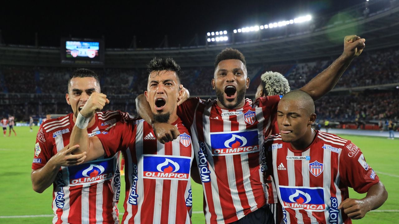 BARRANQUILLA - COLOMBIA, 20-04-2022:Atlético Junior y el Independiente Santa Fe durante partido por los octavos de final como parte de la Copa  BetPlay DIMAYOR I 2022 jugado en el estadio Metropolitano Roberto Meléndez de la ciudad de Barranquilla. /  Atletico Junior and Independiente Santa Fe during the round of 16 match as part of the BetPlay DIMAYOR I 2022 Cup played at the Metropolitano Roberto Melendez stadium in the city of Barranquilla. Photo: VizzorImage / Jairo Cassiani /Contribuido