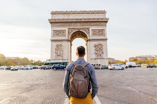 La capital de Francia le ofrece a los visitantes múltiples alternativas para recorrer y conocer como la Torre Eiffel, la catedral de Notre Dame, los Campos Elíseos, el Arco de Triunfo, la basílica del Sacré Cœur, el Palacio de Los Inválidos, el Panteón, el arco de la Defensa, la ópera Garnier y el barrio de Montmartre, entre otros.