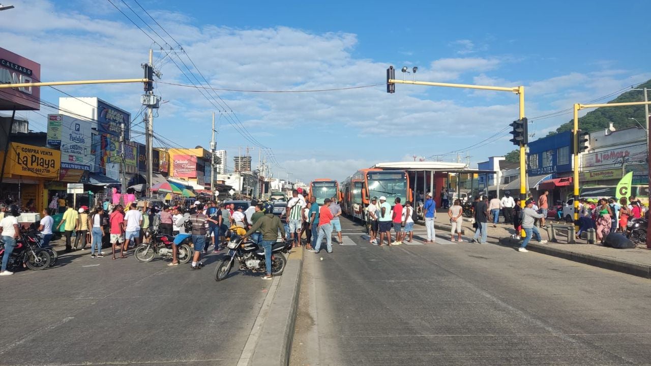 Bloqueos en la Avenida Pedro de Heredia en Cartagena obligaron la suspensión de Transcaribe en la ciudad.