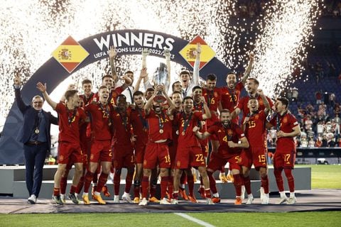 Jugadores de la Selección España con el trofeo de la Liga de Naciones.