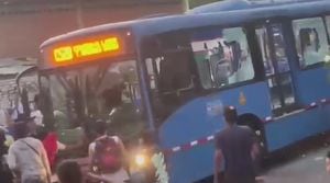 Los pasajeros descargaron su furia contra el bus.